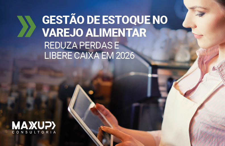 Gestão de estoque no varejo alimentar com gerente conferindo produtos em estoque de supermercado para reduzir perdas e liberar caixa em 2026.
