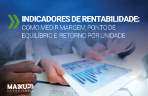 Gestão de estoque no varejo alimentar com gerente conferindo produtos em estoque de supermercado para reduzir perdas e liberar caixa em 2026.