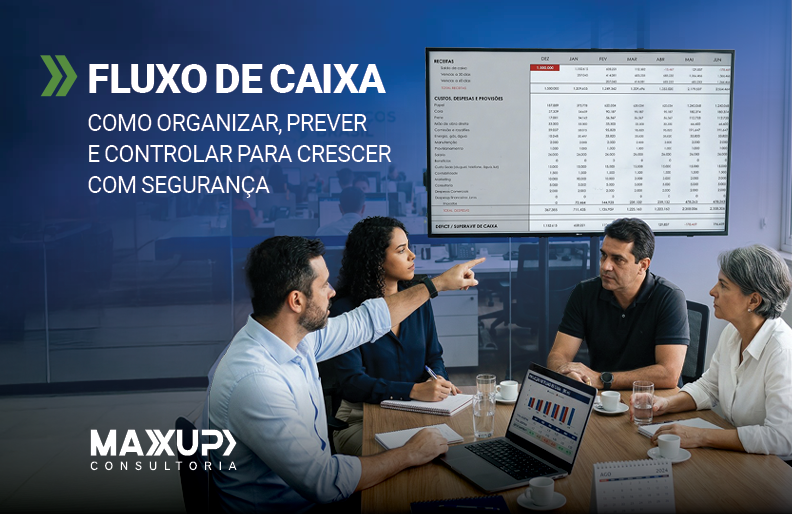 Fluxo de caixa 2026 em dashboard de sistema projetado em tela e notebook, com equipe brasileira analisando projeção mensal para controle financeiro.