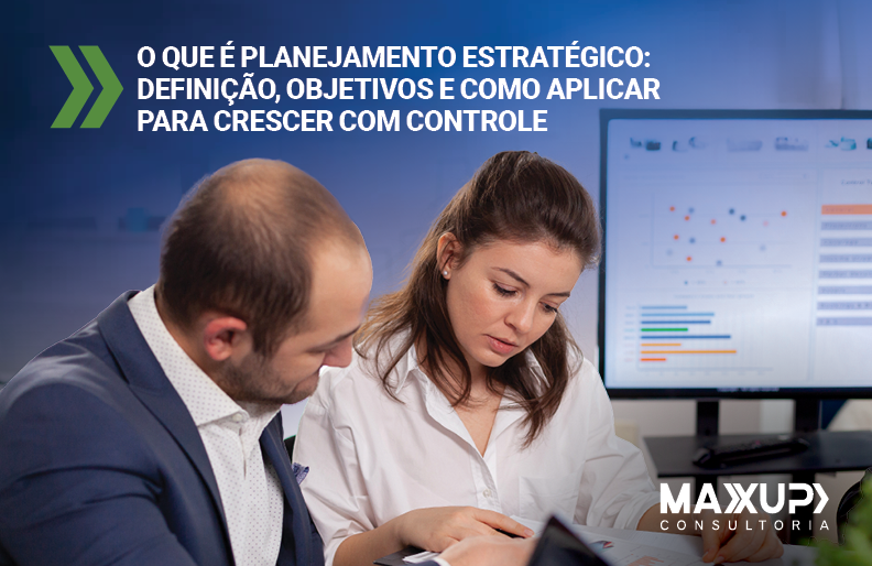 Planejamento estratégico para crescer com controle: gestores analisando indicadores e plano de ação em reunião