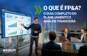 Consultoria em FP&A analisando dashboards estratégicos e projeções financeiras de lucro para 2026
