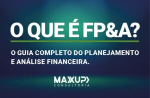 Consultoria em FP&A analisando dashboards estratégicos e projeções financeiras de lucro parav 2026