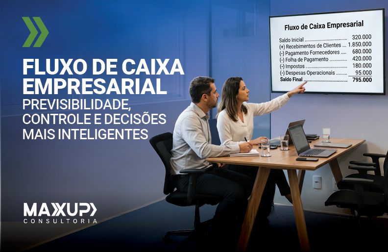 Consultores brasileiros analisando fluxo de caixa empresarial em reunião corporativa
