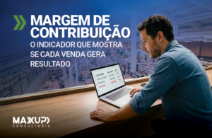 Gestor analisando margem de contribuição por produto em laptop durante reunião de gestão financeira