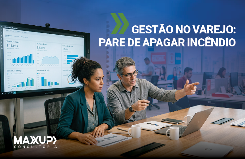 Gestores em reunião analisando indicadores de gestão no varejo — MaxUp Consultoria
