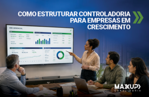 "Reunião de diretoria analisando dashboard de controladoria em tempo real — DRE, fluxo de caixa e indicadores de gestão financeira"