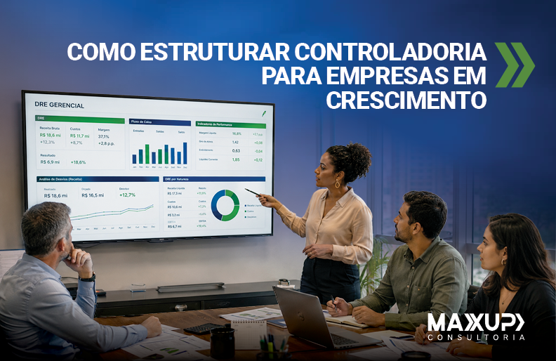 "Reunião de diretoria analisando dashboard de controladoria em tempo real — DRE, fluxo de caixa e indicadores de gestão financeira"