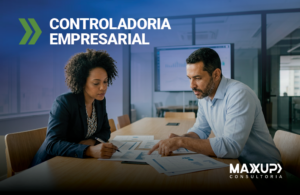 Controladoria empresarial — executivos brasileiros analisando relatórios e indicadores em reunião corporativa