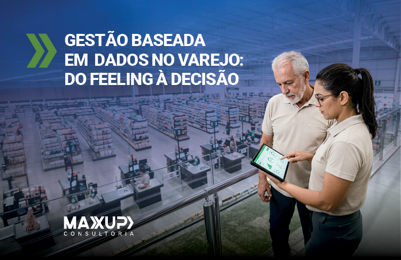 Dois supermercadistas brasileiros analisando indicadores em painel digital — gestão baseada em dados no varejo