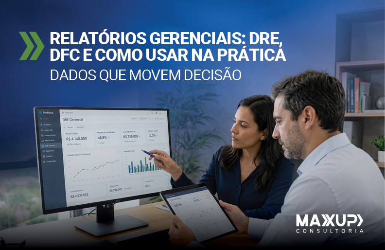 Gestora financeira brasileira analisando DRE gerencial e fluxo de caixa em tela dupla em escritório corporativo moderno