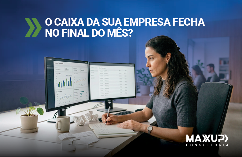 Gestora financeira brasileira revisando conciliação bancária em escritório moderno — MaxUp Consultoria