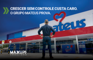 Homem de costas observa fachada do Grupo Mateus — gestão de redes de supermercados e expansão com controle